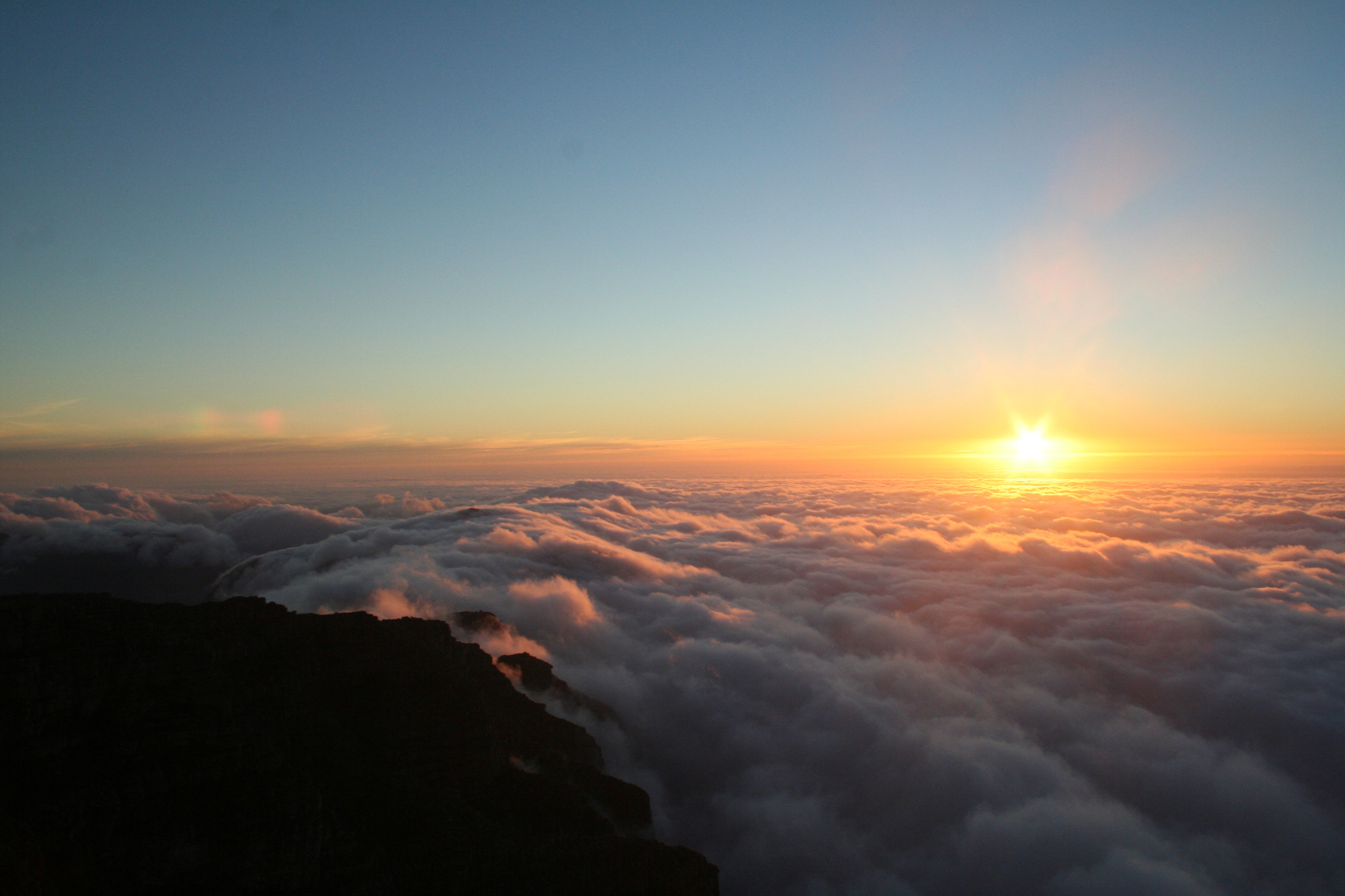 Tafelberg mit Nebel bei Sonnenuntergang - Detlev Leugering (Ritztrade International)