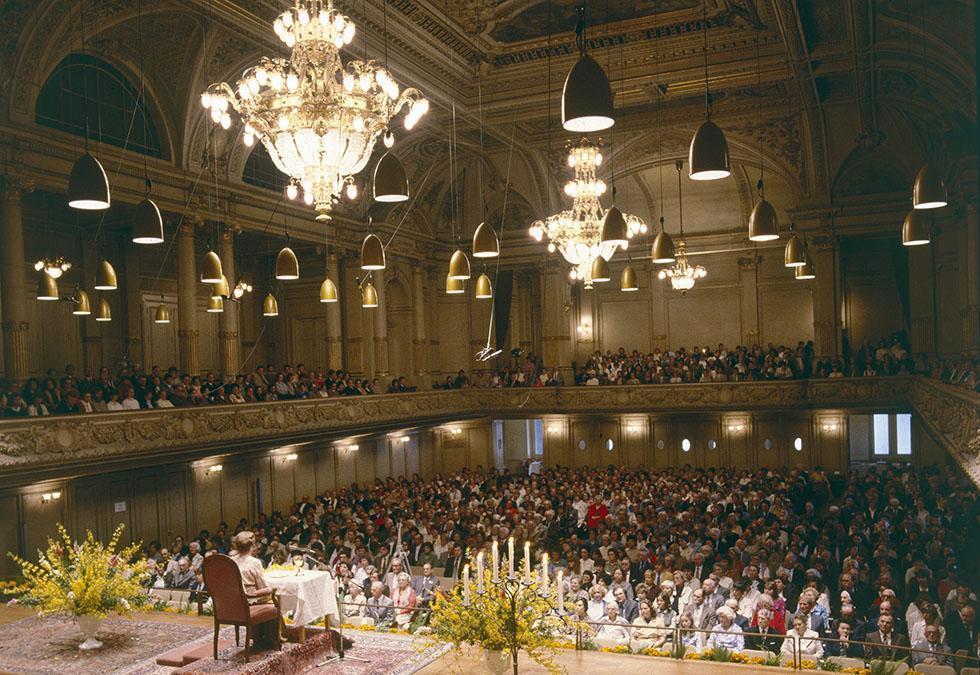 Der Grosse Saal der Tonhalle Zürich während eines Vortrages von Geistlehrer Josef durch Medium Beatrice Brunner