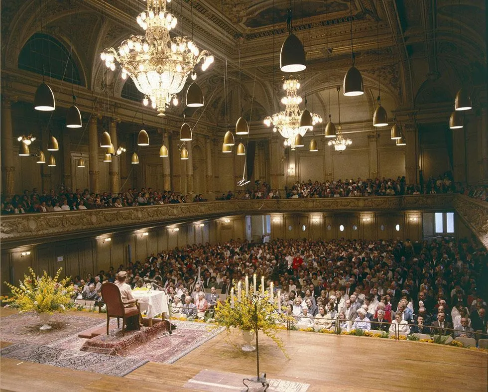 The large hall of the Tonhalle Zürich during a lecture given by spirit-teacher Joseph through medium Beatrice Brunner